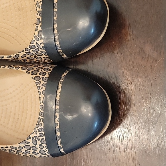 Crocs Women’s Shoe Cap Toe Leopard Print - Picture 2 of 5